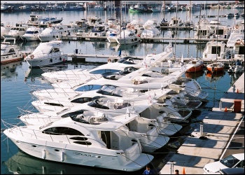 Exposición a flote de Yates Azimut