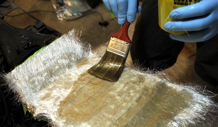 Como reparar una canoa de fibra de vidrio con resina 